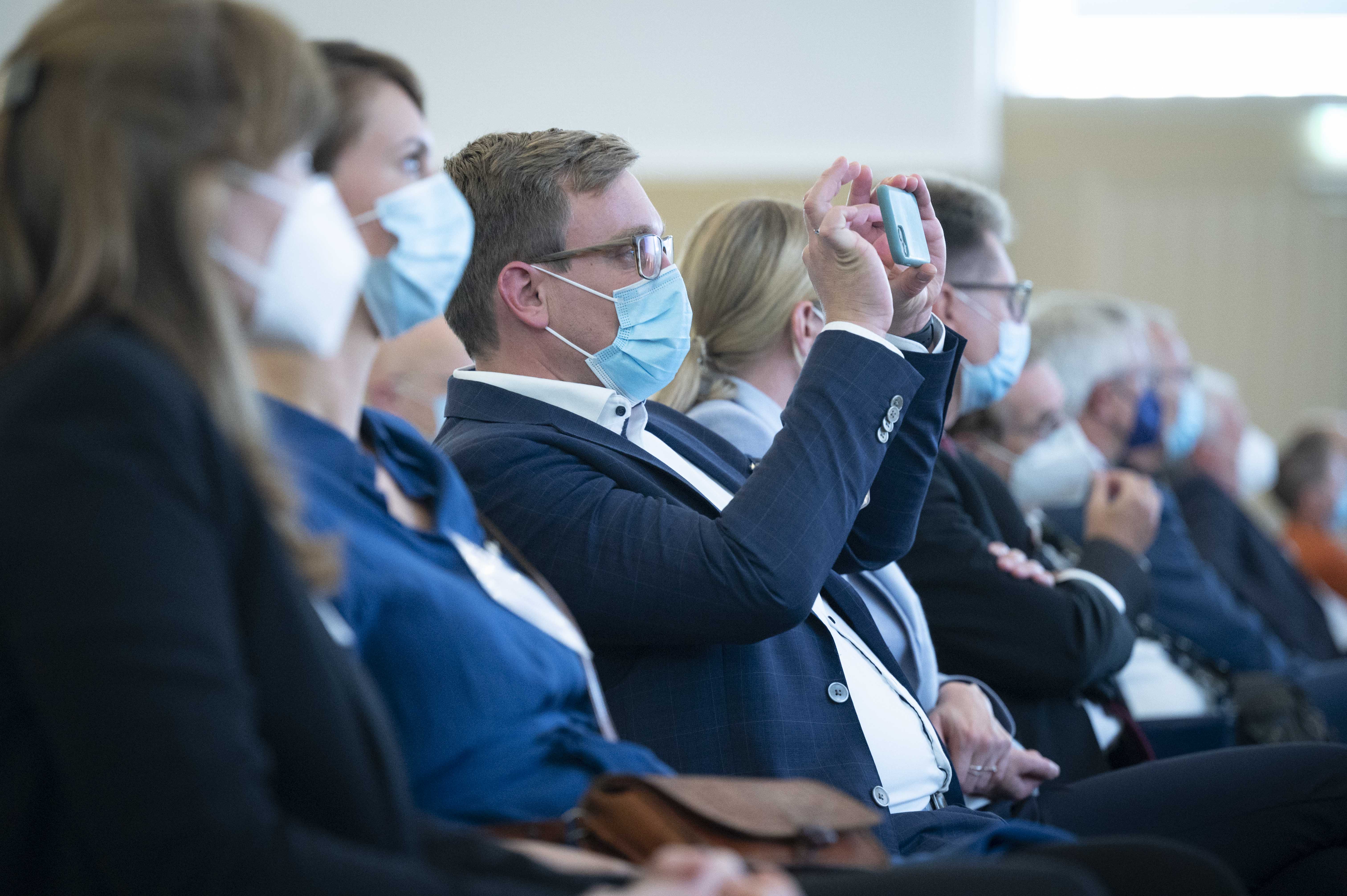 Teilnehmende beim Fachvortrag mit Mund-Nasen-Maske