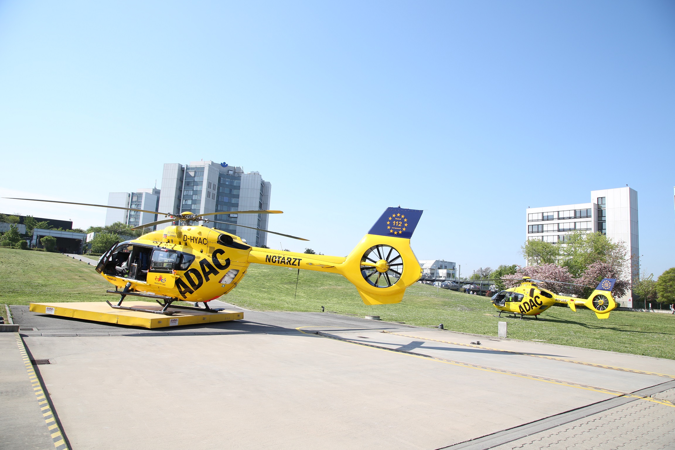 Christoph 112 und Christoph 5 vor der BG Klinik Ludwigshafen