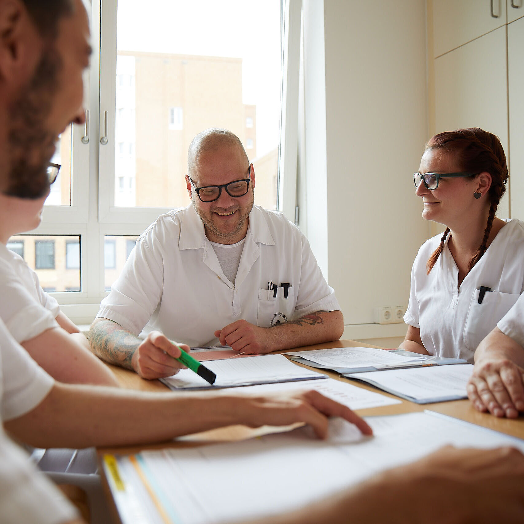 Medizinisches Fachpersonal am Besprechungstisch