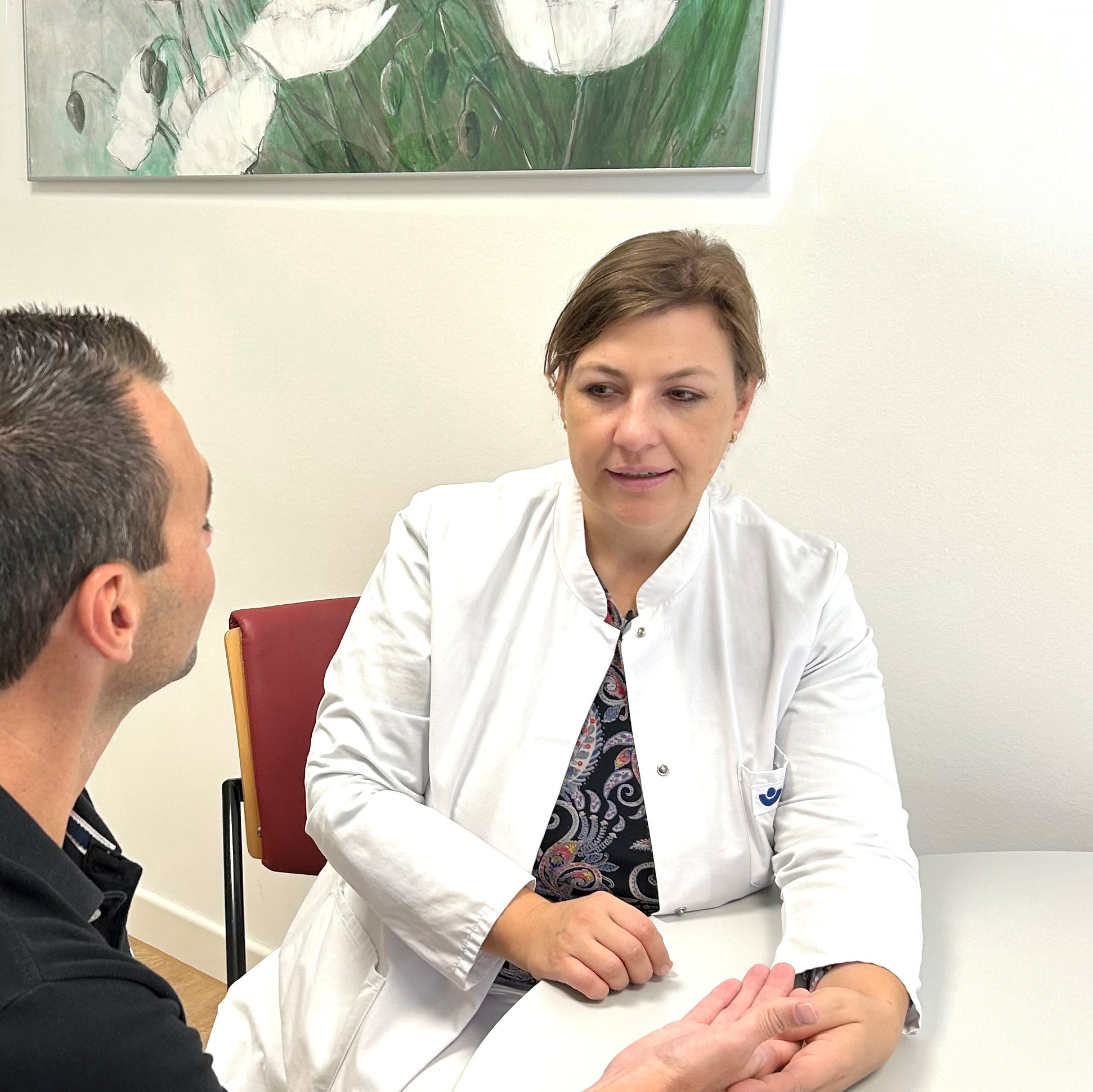 Patient in der Sprechstunde der Schmerztherapie mit Dr. Sonja Betschel. 