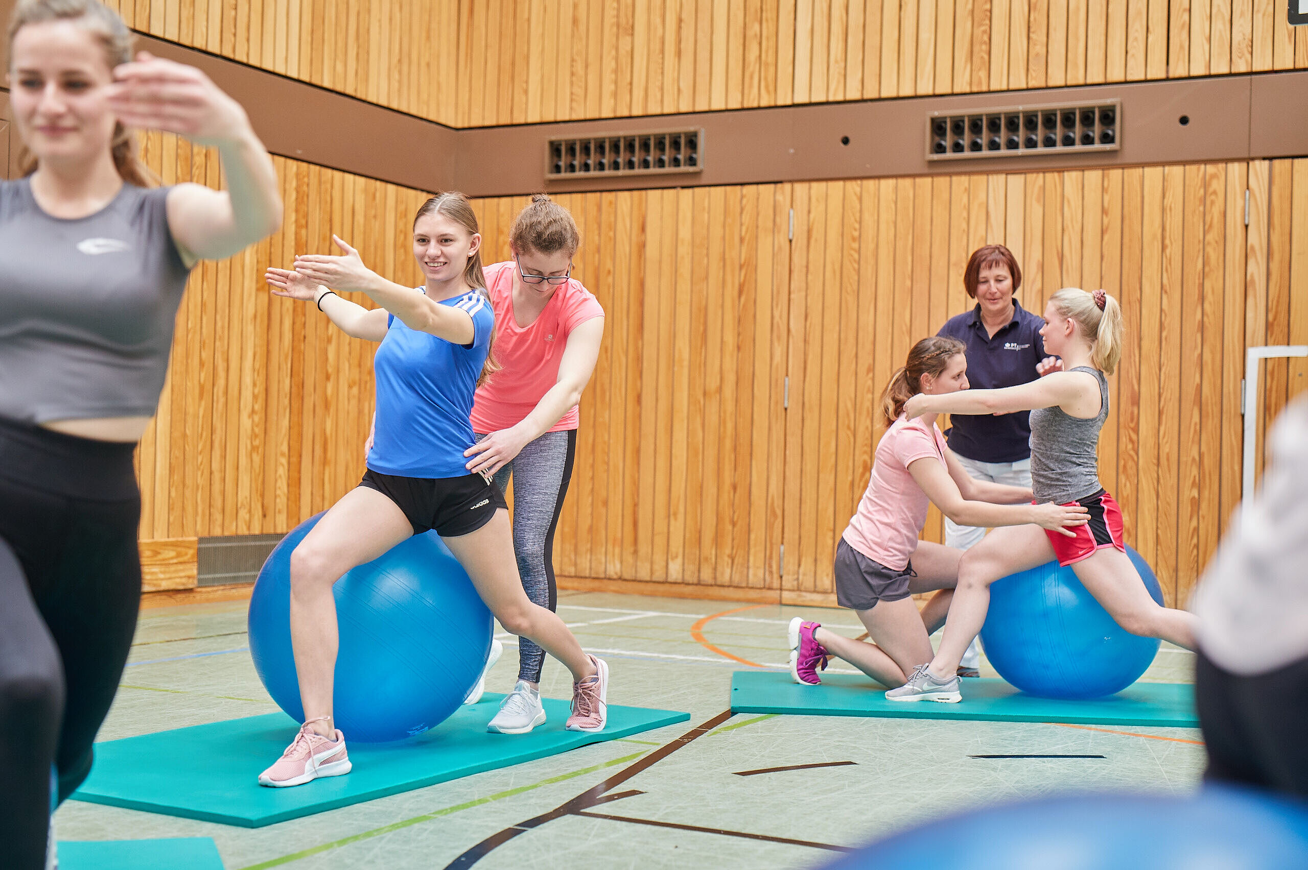 Praktischer Unterricht -Therapeutische Ballübungen