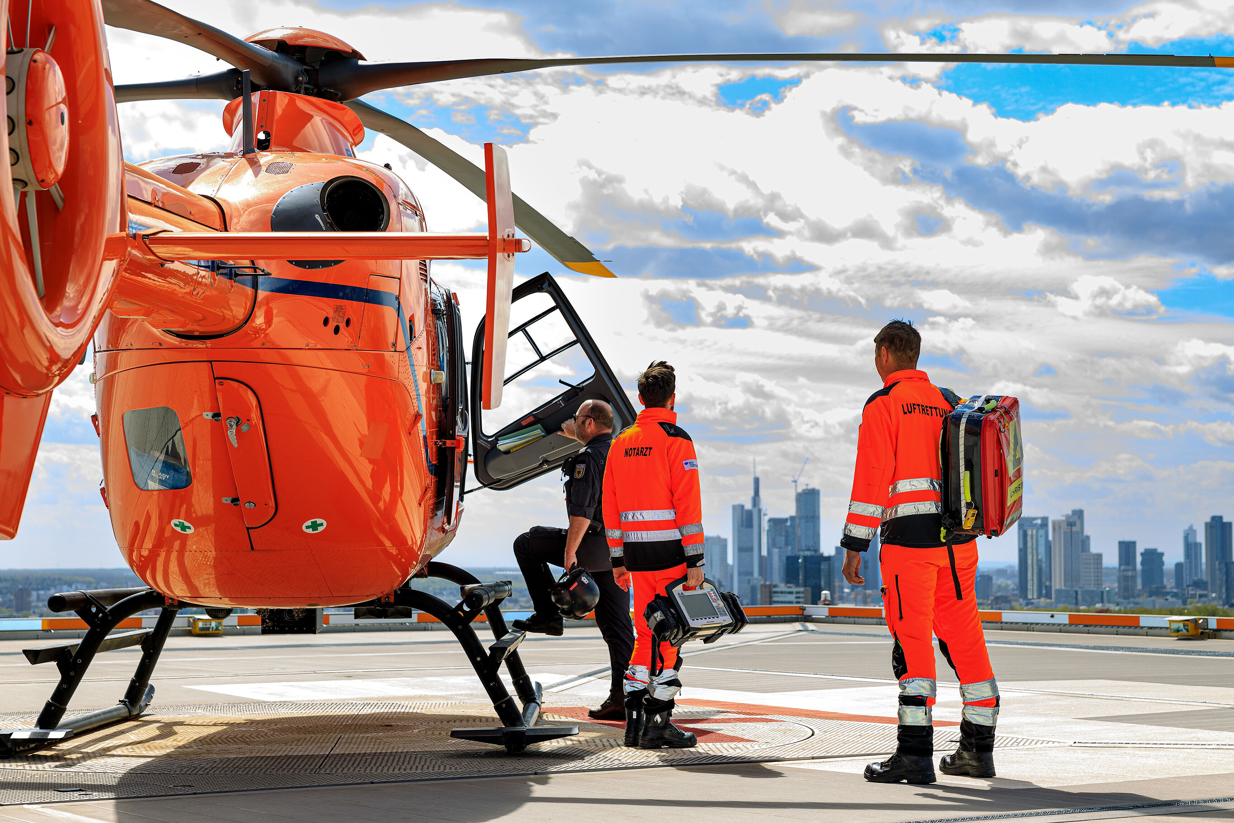 Team auf dem Hubschrauberlandeplatz der BG Unfallklinik