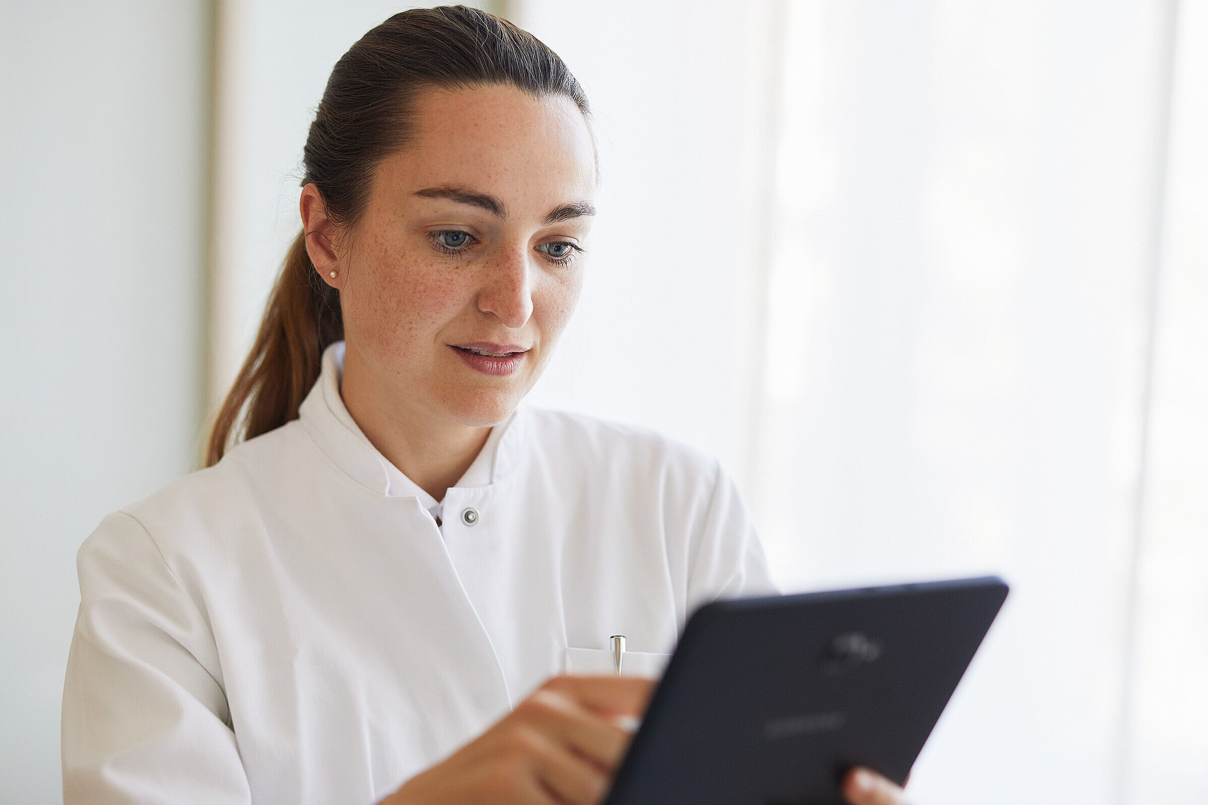 Frau liest auf einem Tablet