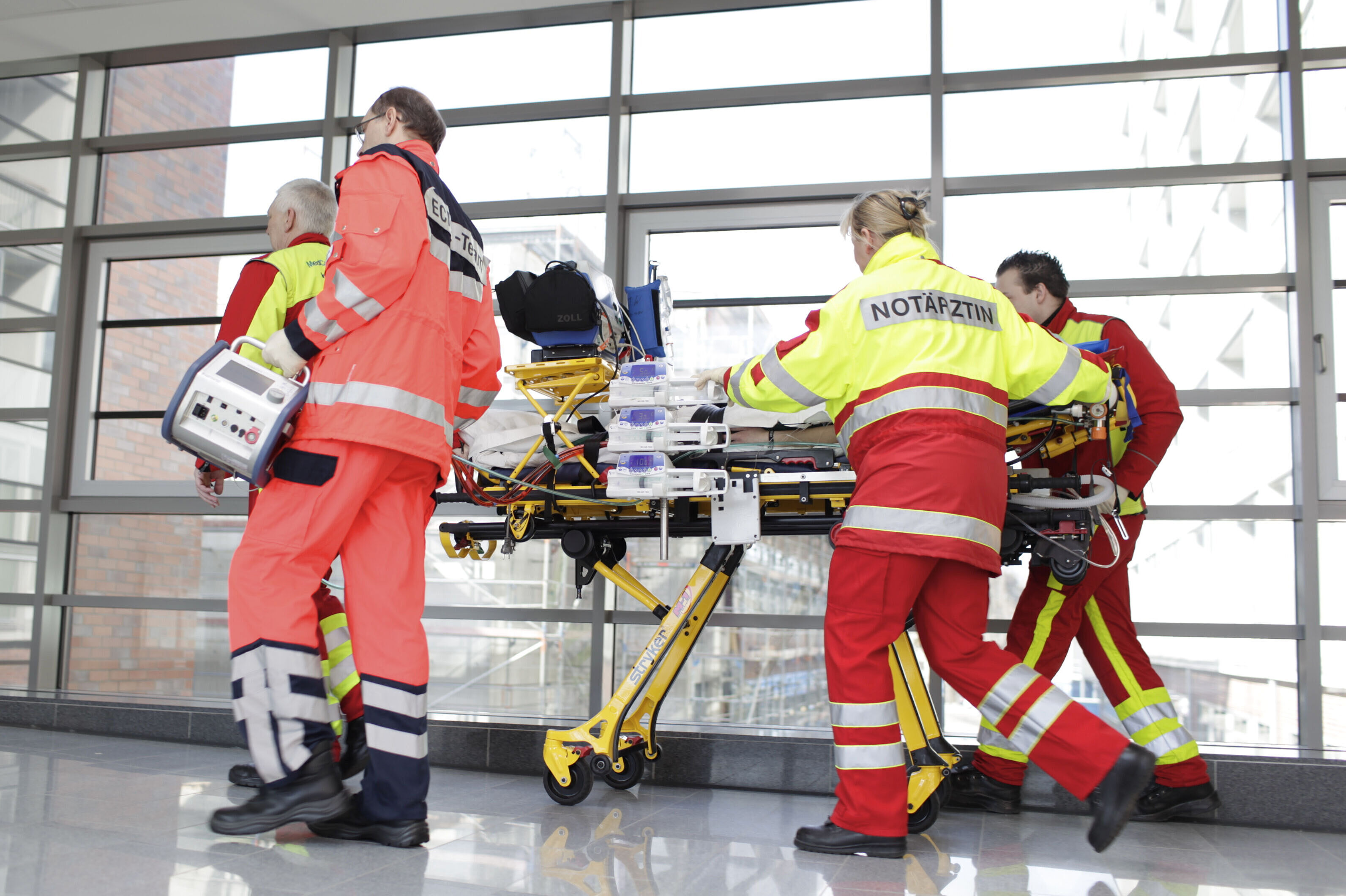 Transport eines Patientens durch den Rettungsdienst