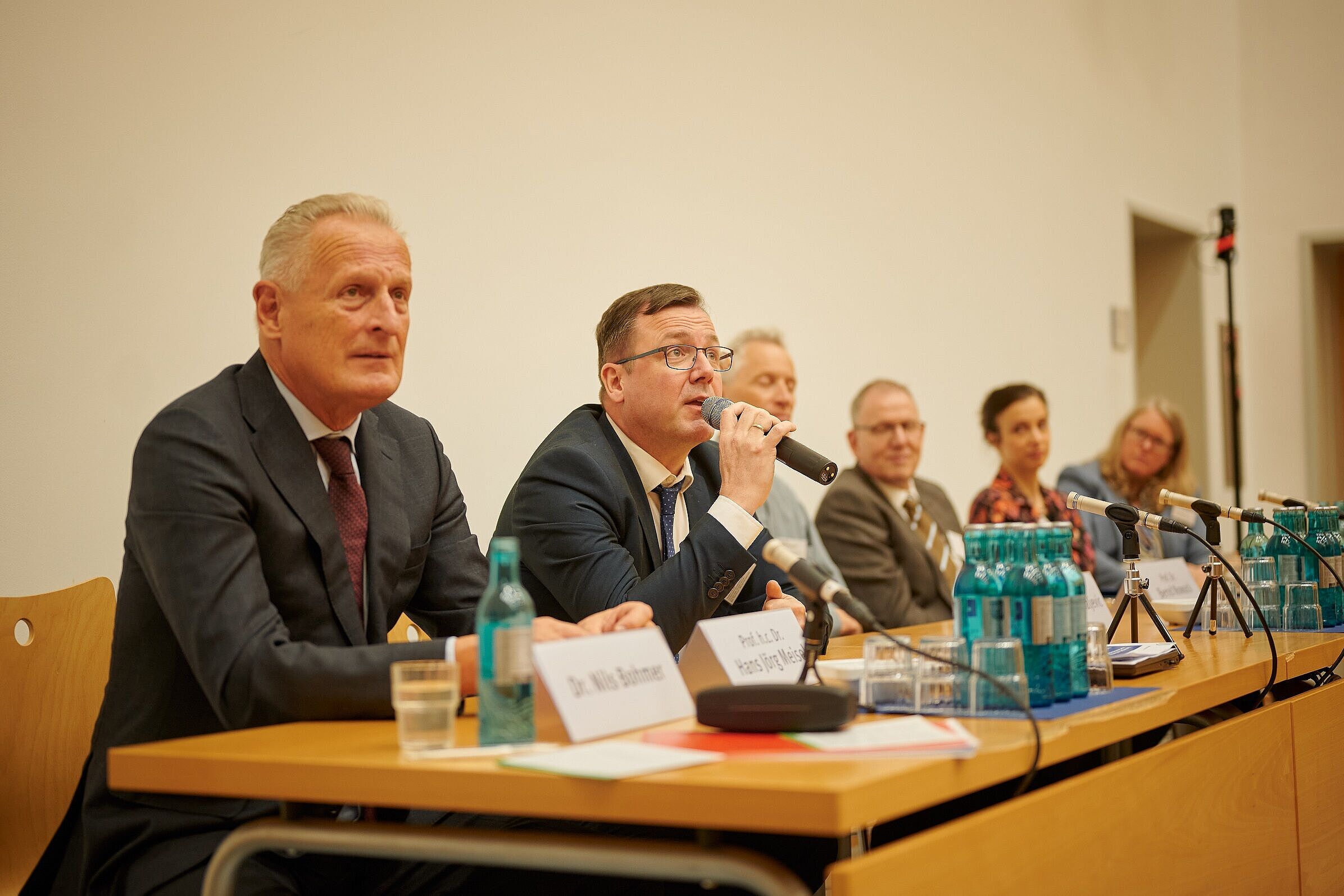 Prof. h.c. Dr. Hans Jörg Meisel (vorn), Chefarzt der Klinik für Neurochirurgie und Jan Richter (2.v.l.) Beauftragter für Nachhaltigkeitsmanagement des Klinikums bei der Podiumsdiskussion