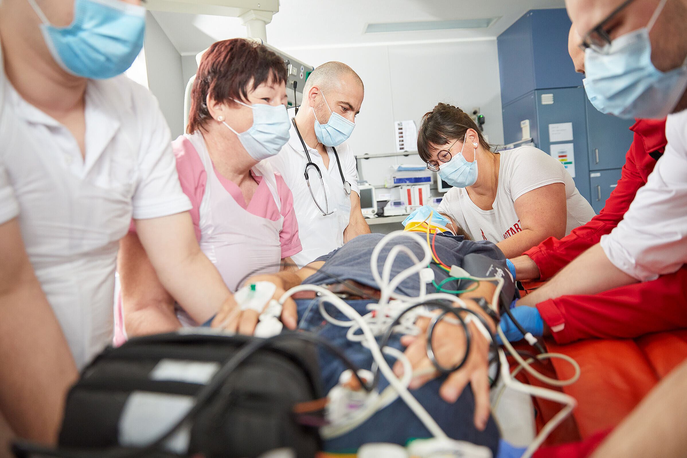 Das Team lagert den Patienten auf den CT-Tisch ume war die erste Klinik in der Region mit einer Ganzkörper-CT im Schockraum. 