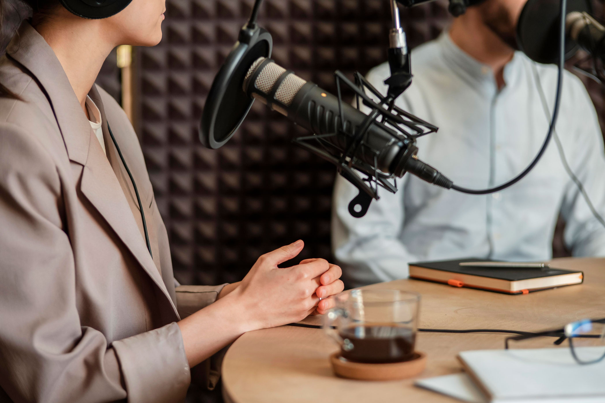 Nahaufnahme von 2 Personen die im Radio sprechen (Credit: © Freepik)