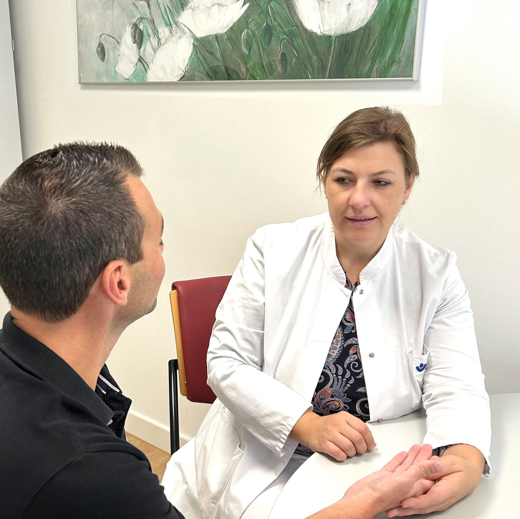 Patient in der Sprechstunde der Schmerztherapie mit Dr. Sonja Betschel. 