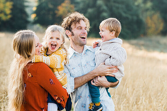 Mutter, Vater und zwei Kinder in der Freizeit