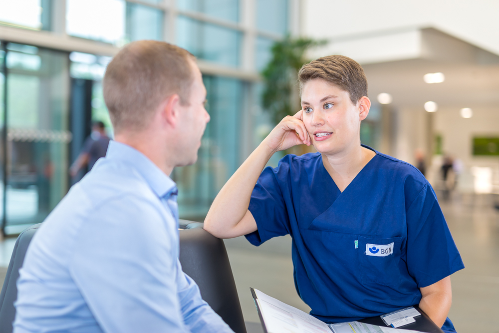 Patient im Gespräch mit Pflegekraft