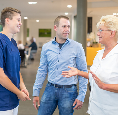 Patient im Eingangsbereich der BG Unfallklinik