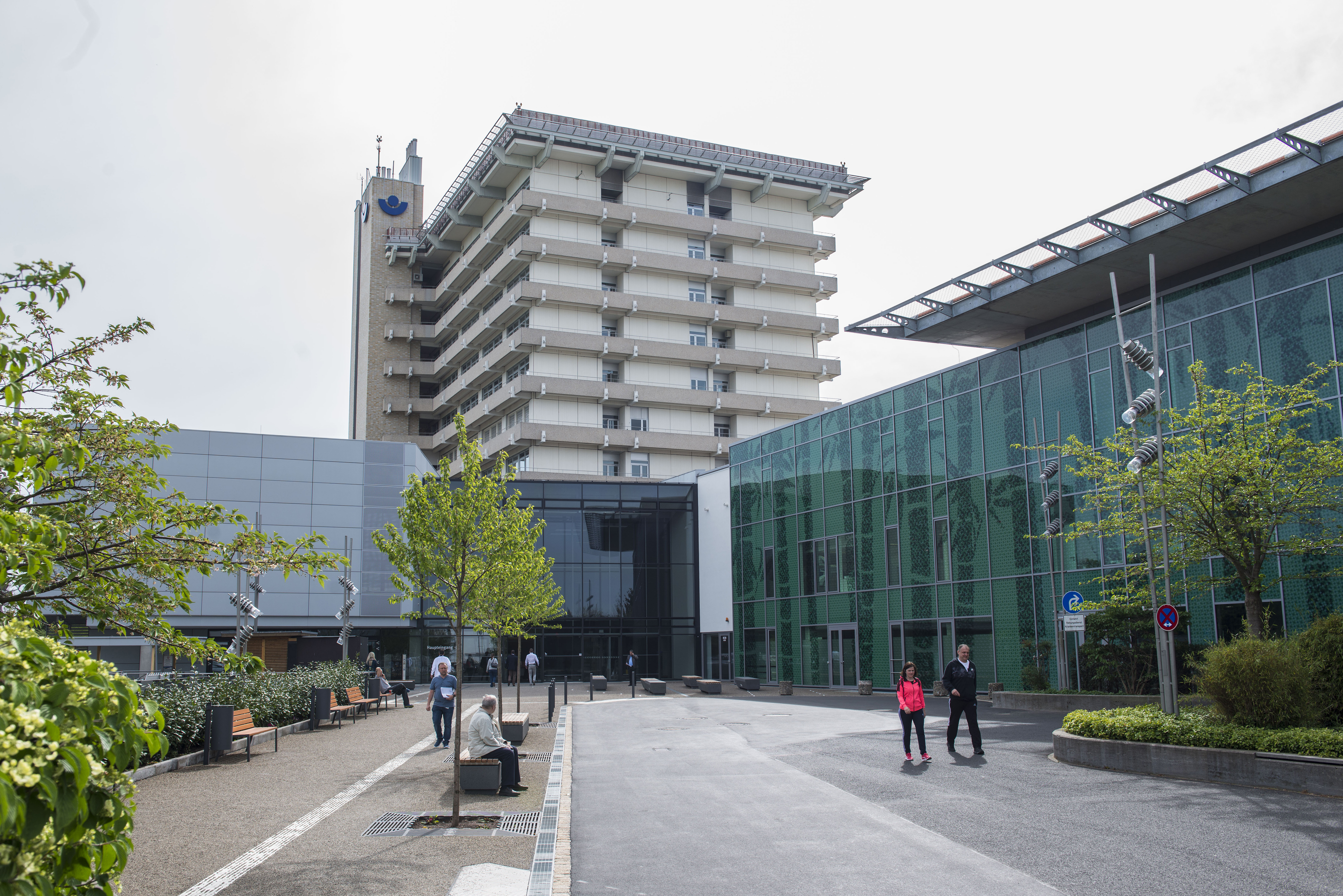 Vor dem Haupteingang der BG Unfallklinik 