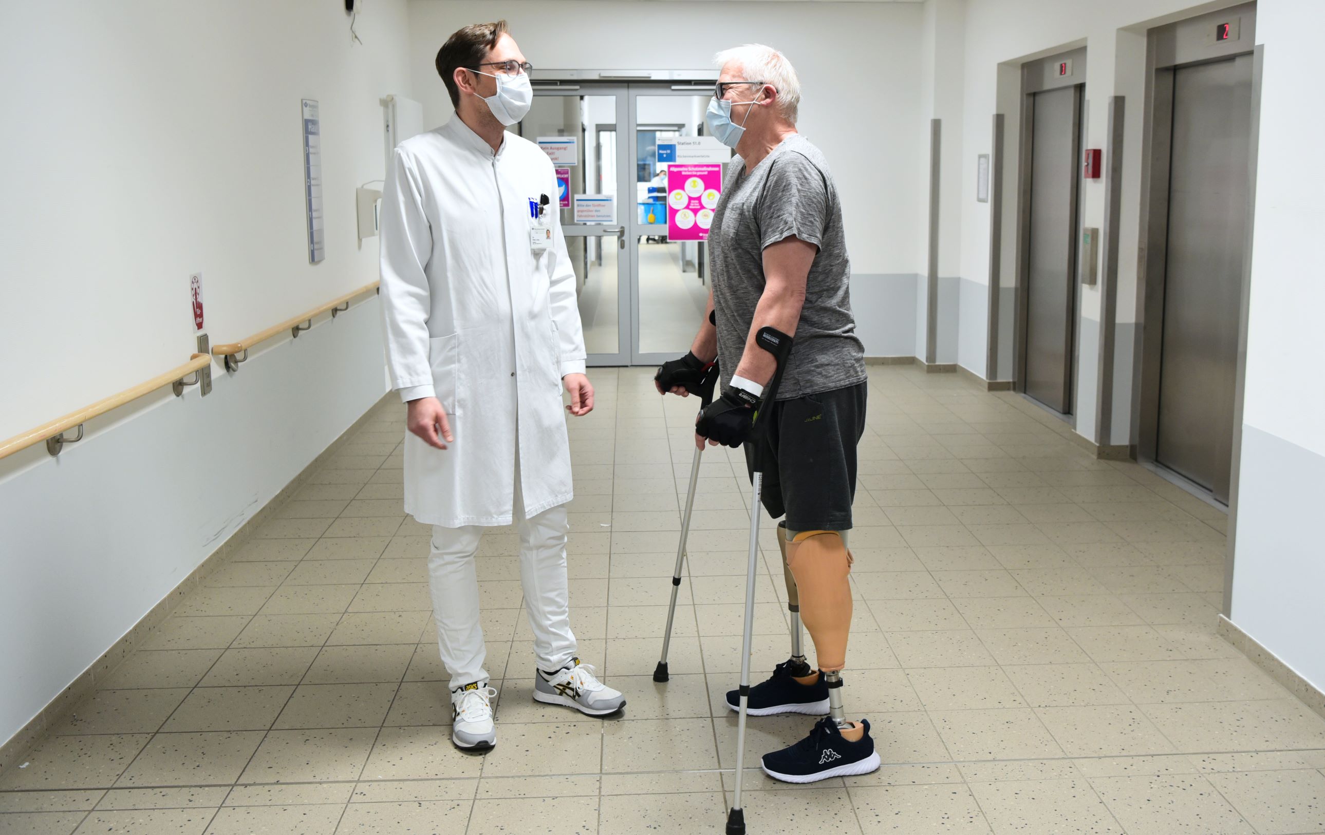 Dr. Sven Jung, Chefarzt der Abteilung für BG Rehabilitation, mit Patient Werner Stähler