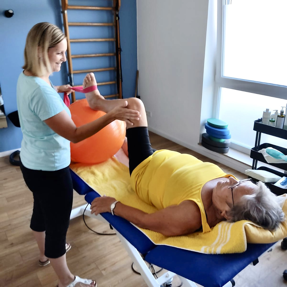 Monika Diwisch nach ihrer OP bei der Therapie